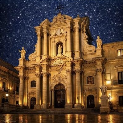 Duomo di Siracusa illuminato sotto un cielo stellato