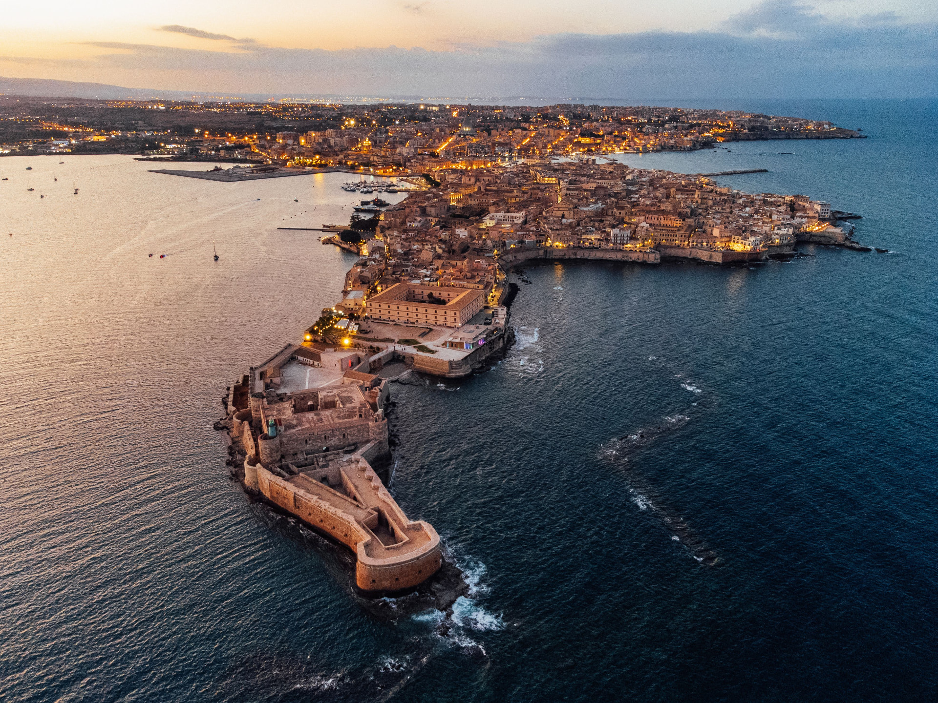 Vista aerea di Ortigia e del Castello Maniace a Siracusa al tramonto