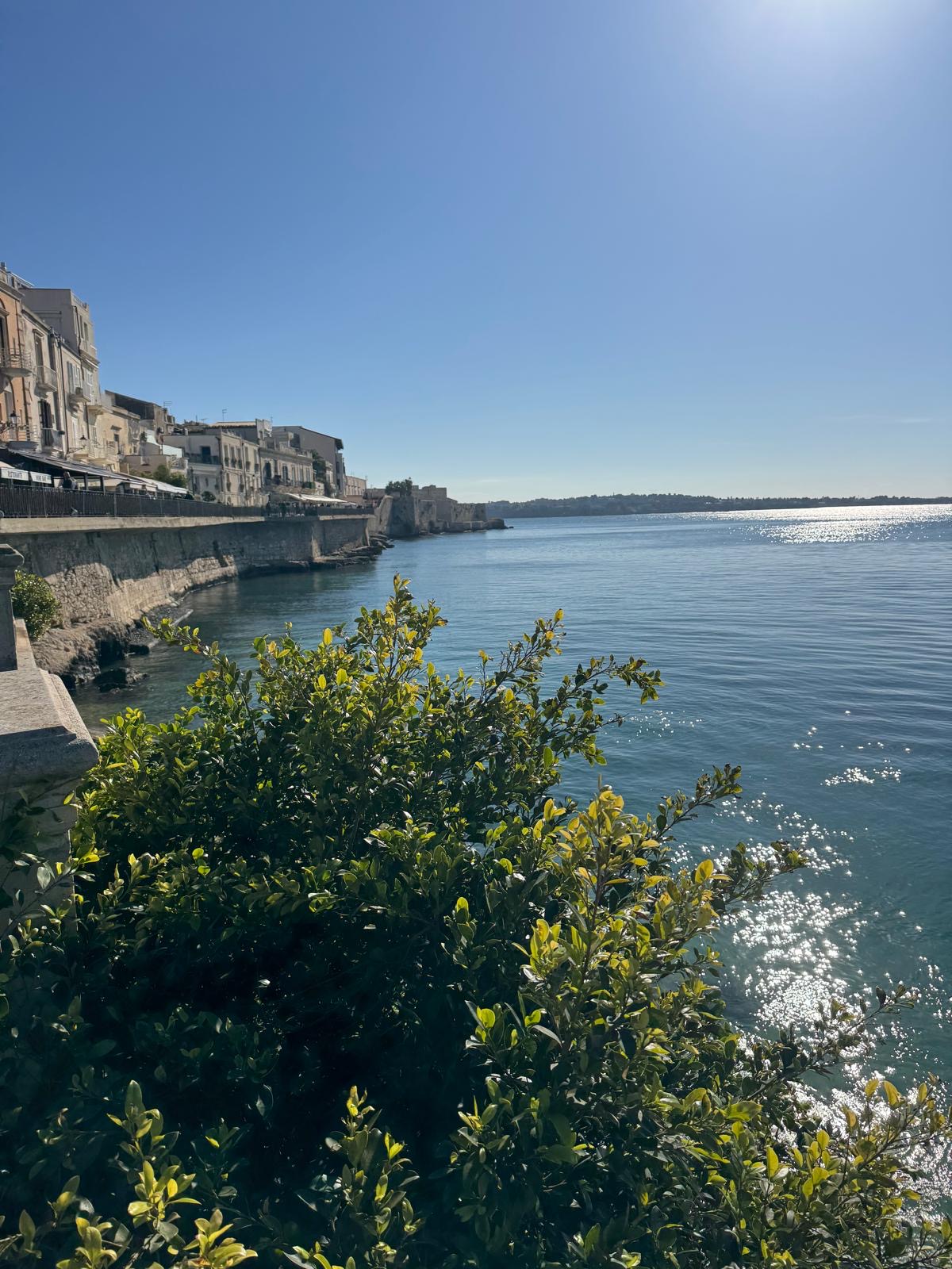 Lungomare di Ortigia con il mare azzurro